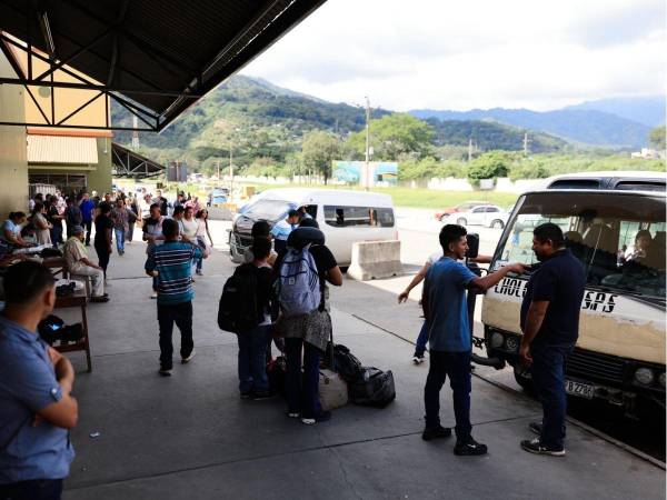 La Gran Central Metropolitana de Buses, ubicada en la salida sur de San Pedro Sula, zona norte de Honduras, ha registrado desde ayer, viernes 2 de enero de 2026, un mayor movimiento de pasajeros. Sin embargo, la afluencia es menor en comparación con años anteriores y se prevé que continúe este fin de semana, debido al retorno de ciudadanos que viajaron a sus lugares de origen para celebrar el fin de año.