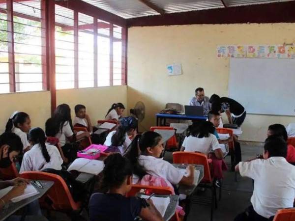 Dirigentes magisteriales aseguran que miles de docentes permanecen desempleados mientras persiste el déficit de maestros en los centros educativos públicos de Honduras.