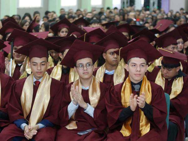 Estudiantes del instituto José Trinidad Reyes durante la ceremonia de graduación.