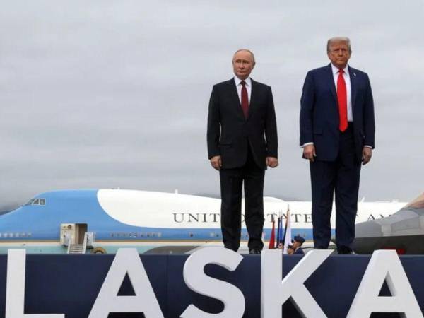 El presidente de Rusia, Vladimir Putin, y su homólogo estadounidense, Donald Trump, durante una cumbre en Alaska.