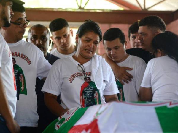 La madre de Kevin Fúnez al dirigirse a los asistentes al sepelio de Kevin Fúnez.