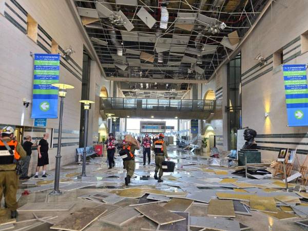 Personal de emergencia en el hospital atacado por Irán este jueves.