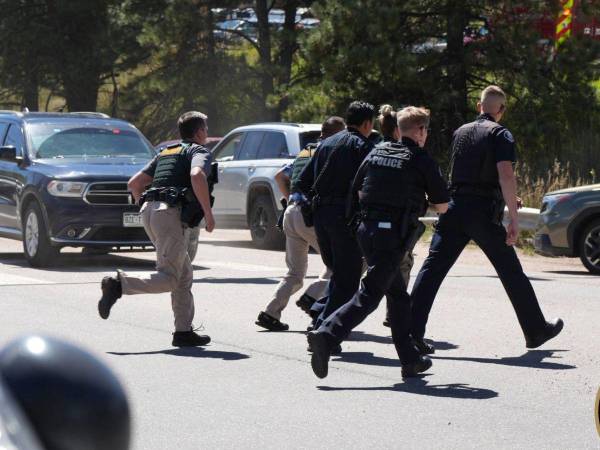 Oficiales de policía responden a un tiroteo en una escuela secundaria de Denver.