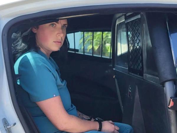 Autumn Bardisa, de 29 años, fue arrestada en su domicilio con su uniforme de enfermera.