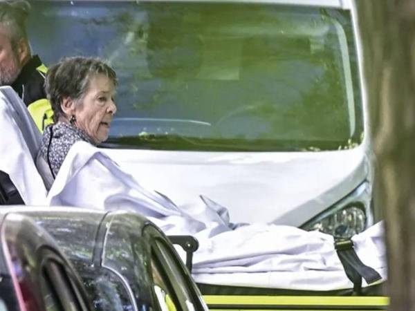 Maricarmen, la anciana de 87 años después de ser desalojada.