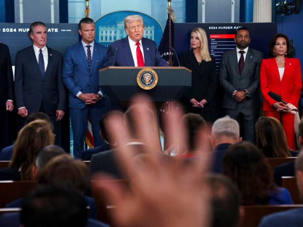El presidente de Estados Unidos, Donald Trump, junto a miembros de su gabinete en una conferencia de prensa.