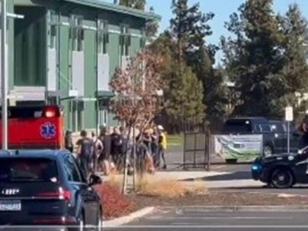 En el video difundido en redes sociales se observan las autoridades en las afueras de la escuela.