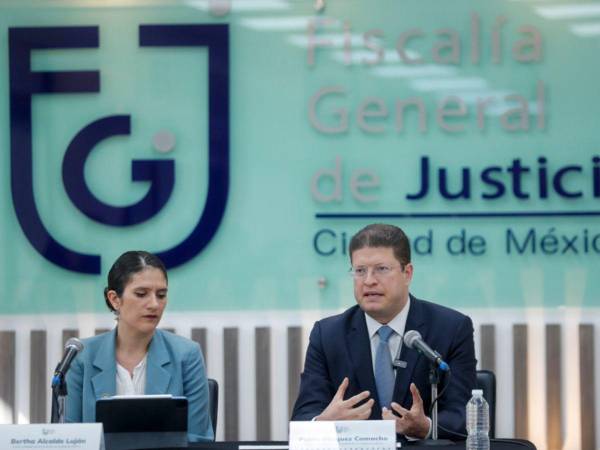 La titular de Fiscalía de General de Justicia de la Ciudad de México (Fgjcdmx), Bertha Alcalde Luján, y el secretario de Seguridad Ciudadana de Ciudad (SSC) de México, Pablo Vázquez Camacho, participan en una rueda de prensa este miércoles, en Ciudad de México.