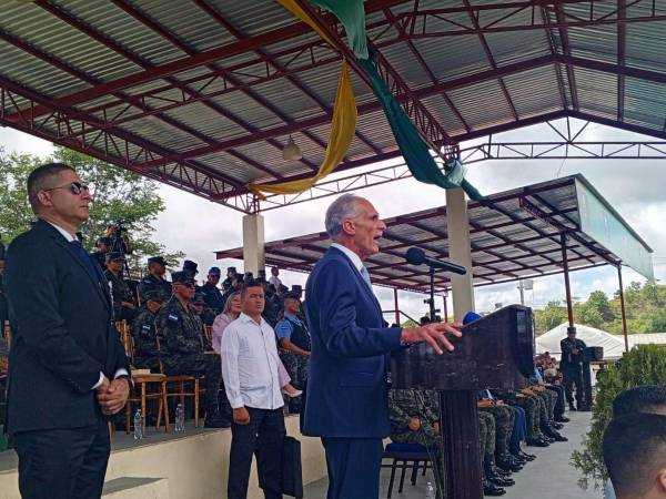 asry Juan Asfura Zablah presidio la ceremonia oficial de entrega y recepción de la nueva flota de vehículos y motocicletas.