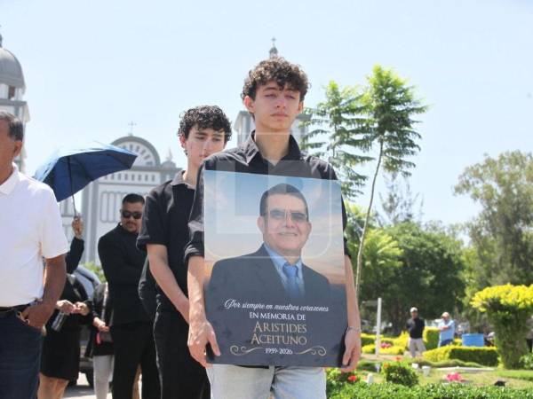 Familiares, amigos, colegas y representantes del gremio periodístico despidieron este sábado al periodista Arístides Luis Aceituno Calderón, quien fue sepultado en Jardines de Paz Suyapa, en Tegucigalpa, luego de una ceremonia rodeada de afecto y reconocimiento a su trayectoria profesional.
