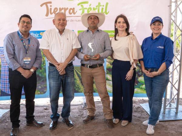 Franklin Noé Cáceres Arita fue distinguido como Productor del Año por Walmart, destacando su compromiso con la innovación y el desarrollo sostenible en su finca de Comayagua.