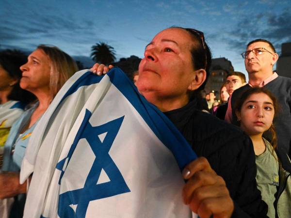 El bombardeo fue causado por dos misiles israelíes, que ocasionaron graves daños al local e hirieron a la mayoría de las personas que se encontraban en su interior, según fuentes locales.