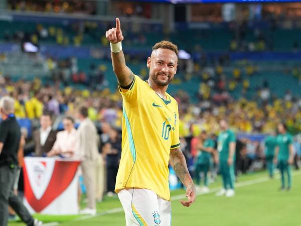 Neymar estuvo lesionado más de un mes, pero terminó recuperandose en pleno Mundial. EFE.
