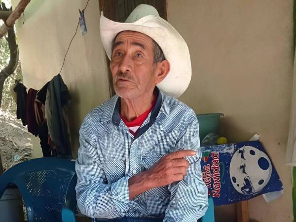 Don Jesús Mejía, de 72 años, perdió la vida tras ser arrollado por un pick-up mientras ofrecía nances en la carretera, en Puerto Cortés.
