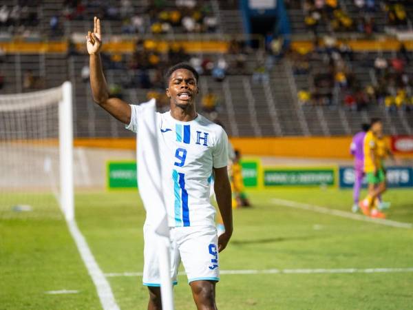 El delantero catracho anotó su primer gol oficial con la selección de Honduras.
