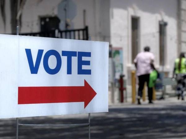 Fotografía de archivo de un cartel que indica un lugar de votación durante unas elecciones en Estados Unidos.