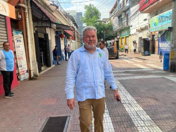 El alcalde Roberto Contreras recorre la calle petonal ya despejada minutos antes de comenzar los trabajos de remodelación.