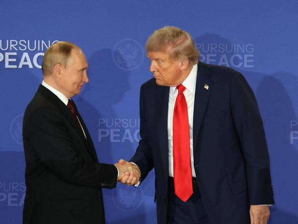 El presidente de Rusia, Vladimir Putin (i), y su homólogo de Estados Unidos, Donald Trump, se saludan al finalizar una declaración conjunta el viernes, en Anchorage.