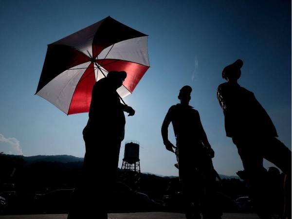 Honduras sufre altas temperaturas que en los últimos días han alcanzado hasta los 39 grados Celsius. “Son días difíciles”, indica el Centro de Estudios Atmosféricos, Oceanográficos y Sísmicos (Cenaos), al menos hasta que inicie la temporada lluviosa, lo que podría ocurrir a finales de mayo o inicios de junio.