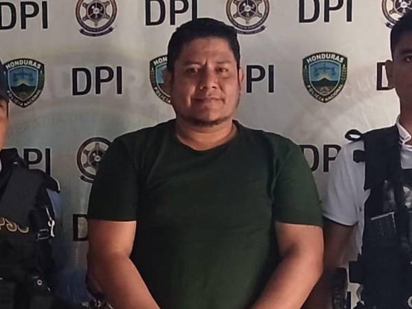 Yunior Escari Ramos Mateo cuando fue detenido por los agentes de la DPI.