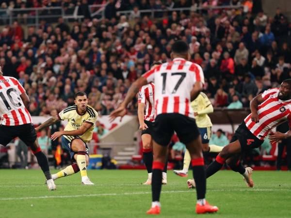 Bruno Guimaraes se estrenó como goleador del Arsenal en la victoria este día como visitante.