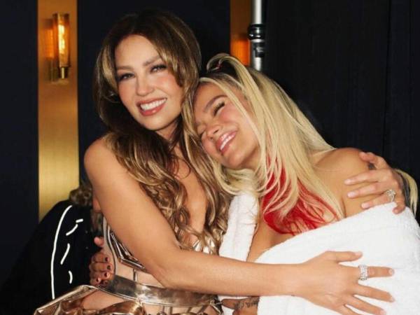 Las cantantes Thalía y Karol G.
