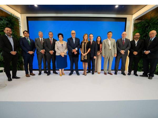 Autoridades e invitados del Banco Centroamericano de Integración Económica durante el reconocimiento a un líder clave en la historia del BCIE como lo es Federico Álvarez Fernández.