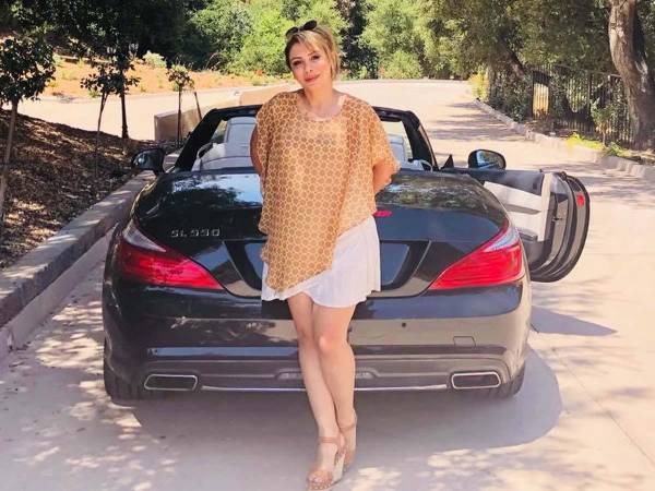 Shamim Mafi, de 44 años, fue arrestada en el Aeropuerto Internacional de Los Ángeles acusada de tráfico de armas.