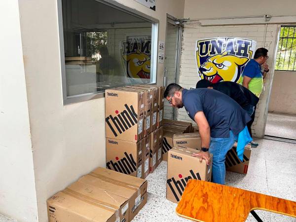 <b><span class=mln_uppercase_mln>Labor.</span></b> Personal traslada las computadoras al laboratorio de Periodismo.