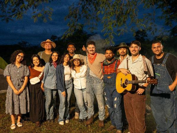El equipo de Frank Miami y Lirios en la grabación de su video musical.