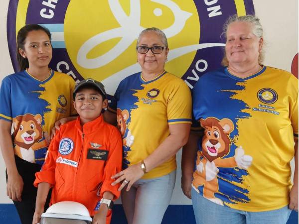 Los estudiantes de la escuela Lions, en la colonia Vista de Satuyé de La Ceiba, recibieron la visita de André Enoc Mejía, el niño astronauta. Durante el encuentro, promovido por la empresa<b> </b>Honduras Próspera, el pequeño prodigio que se capacita con la NASA compartió sus vivencias y mensaje de superación.