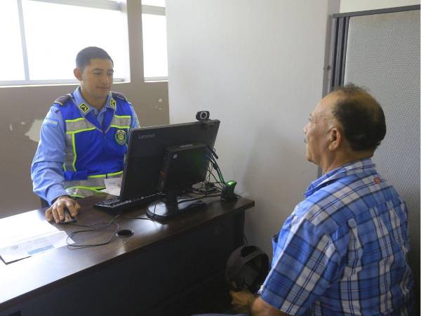 La licencia de conducir es uno de los trámites con mayor demanda en Honduras. A diario, las oficinas encargadas pueden recibir a más de 400 conductores, algunos que solicitan el documento por primera vez y otros que realizan su renovación.