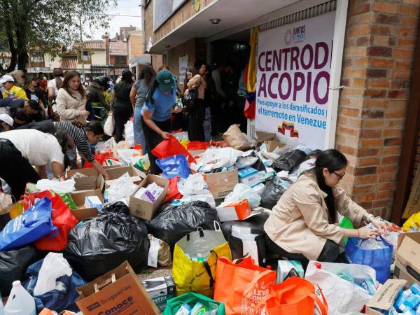 Cientos de voluntarios se organizaron en Bogotá este viernes para recolectar ayuda humanitaria para enviar a Venezuela tras los dos terremotos de magnitud 7,2 y 7,5 que sacudieron al país vecino y cuyos daños aún se contabilizan.