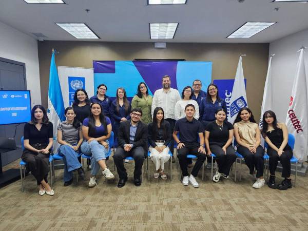 Estudiantes, representantes de Unitec y PNUD participan en el lanzamiento.