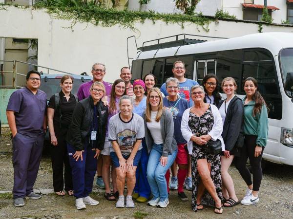 El equipo de la Universidad de Minnesota junto a la doctora Alicia Cerrato y un doctor de la Liga Contra el Cáncer, luego de finalizar las cirugías programadas para el miércoles 12 de noviembre.