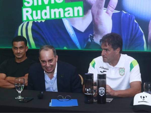 Mario Berrio, junto al presidente Daniel Otero y Silvio Rudman, el nuevo entrenador del Marathón de cara al torneo Apertura. FOTO neptalí Romero.