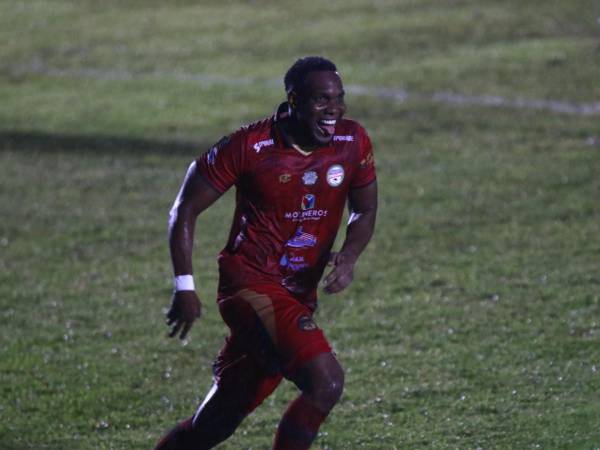El defensa central Jhoan Quejada abrió el marcador para Choloma en la segunda mitad. FOTO Neptalí Romero.