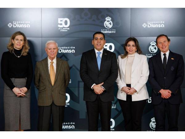 Representantes de la Fundación Real Madrid y la Fundación Diunsa durante el acto de renovación del convenio de cooperación, celebrado en la Ciudad Real Madrid, en el marco del 15º aniversario de su alianza estratégica y el 50º aniversario de Diunsa.