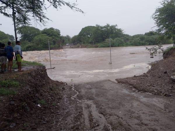Vista del caudal del río Goascorán en Valle que tiene a decenas de familias incomunicadas.