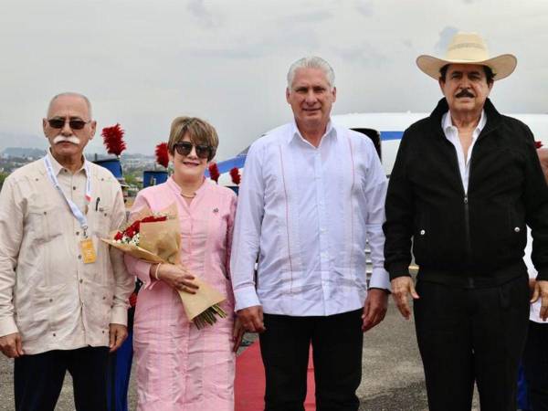 Fotografía cedida por la Presidencia de Cuba del expresidente de Honduras José Manuel Zelaya y el embajador de Cuba en Honduras, Juan Roberto Loforte, recibiendo al mandatario cubano, Miguel Díaz-Canel, y la primera dama de Cuba, Lis Cuesta Peraza, a su llegada este martes al aeropuerto de Tegucigalpa (Honduras).