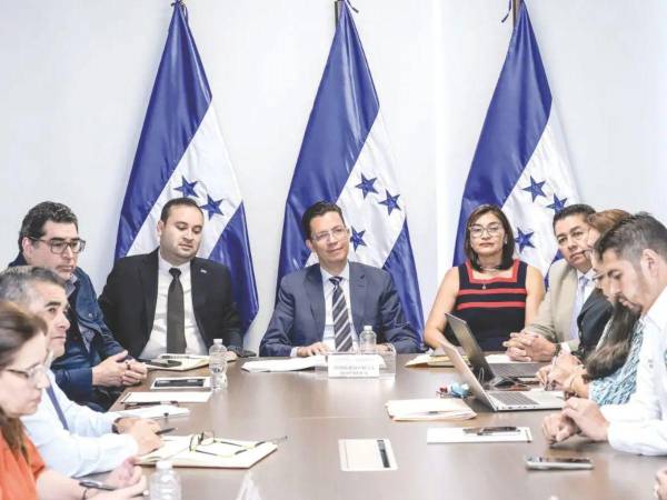 Representantes de la Secretaría de Trabajo y la clase obrera en la quinta reunión de la mesa tripartita.