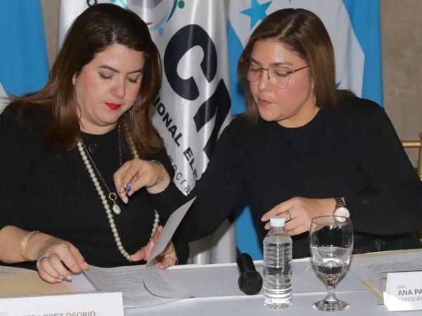 Consejeras del Consejo Nacional Electoral (CNE), Cossette López y Ana Paola Hall.