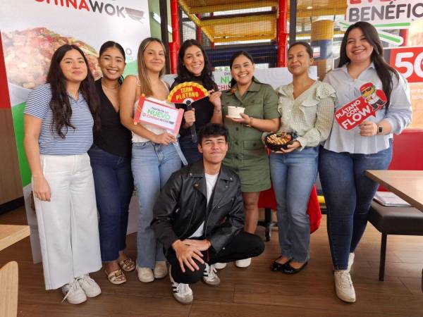 El equipo de Grupo Comidas durante el lanzamiento del Pollo Kung Pao y los Plátano en Gloria, en la sucursal de Jardines, en San Pedro Sula.
