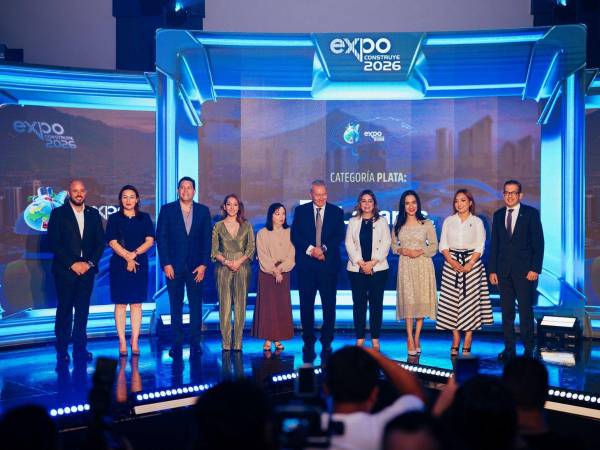 Autoridades de las diversas instituciones involucradas en este magno evento, durante la inauguración y presentación inicial.