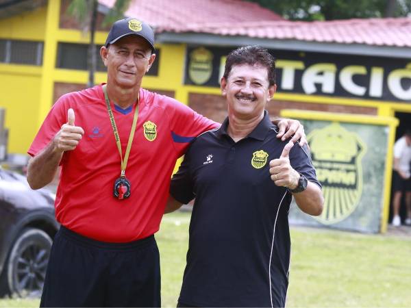 Mauro Reyes disfruta de la oportunidad de dirigir al primer equipo del Real España y espera que la Junta Directiva le permita completar el torneo. Foto Neptalí Romero.