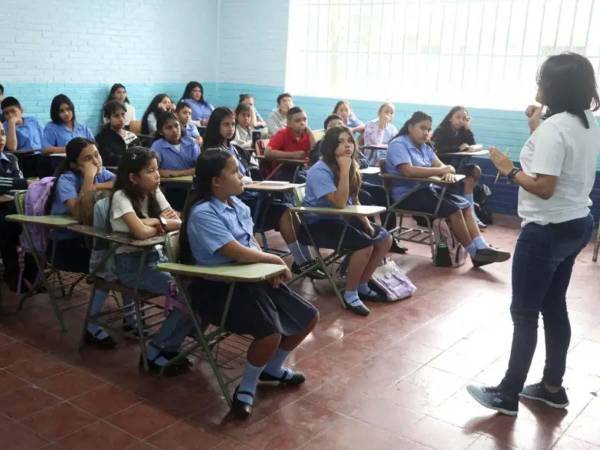 Estudiantes de educación media podrán avanzar al siguiente grado bajo las nuevas disposiciones establecidas por la Secretaría de Educación.