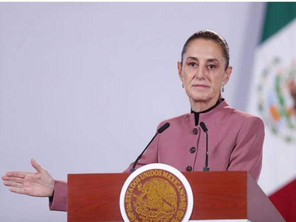 La presidenta de México, Claudia Sheinbaum, habla durante una rueda de prensa este martes, en el Palacio Nacional en Ciudad de México.