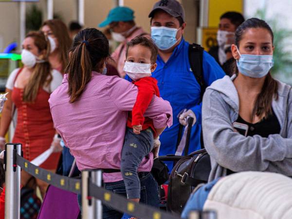 Fotografía de archivo donde se observa a un grupo de personas que esperan en fila para ser revisados por ICE en el Aeropuerto Internacional de Fort Lauderdale, a 40 kilómetros al norte de Miami, Florida (EEUU).