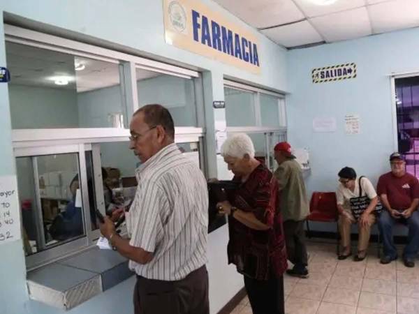 Jubilados realizan fila en el Instituto Hondureño de Seguridad Social (IHSS).