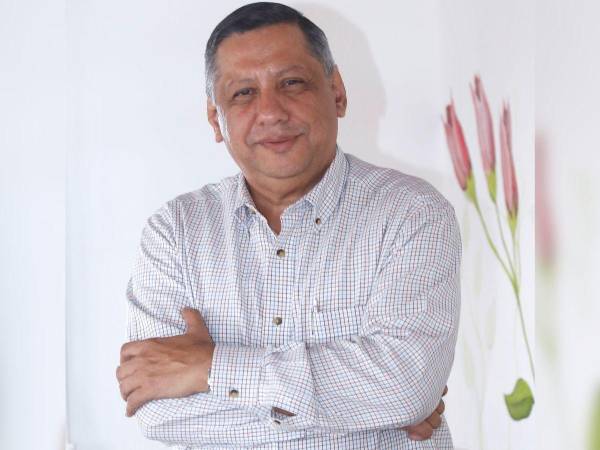 El periodista y catedrático universitario, René Orlando Gavarrete durante su entrevista con Diario La Prensa.